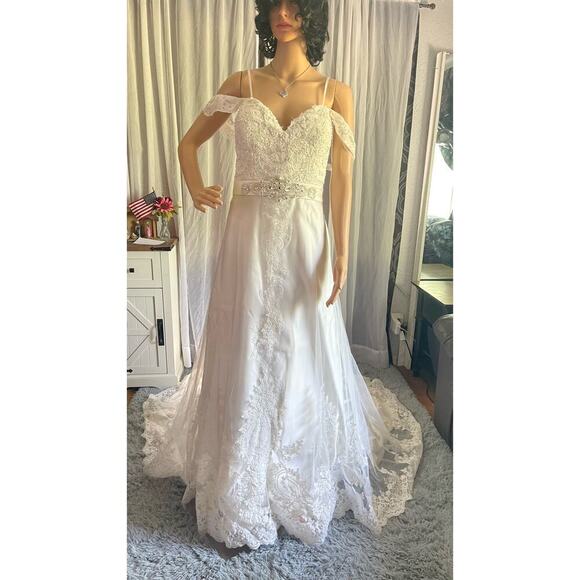 Elegant Lace Wedding Gown with Beaded Bodice and Dramatic Train - Picture 5 of 13